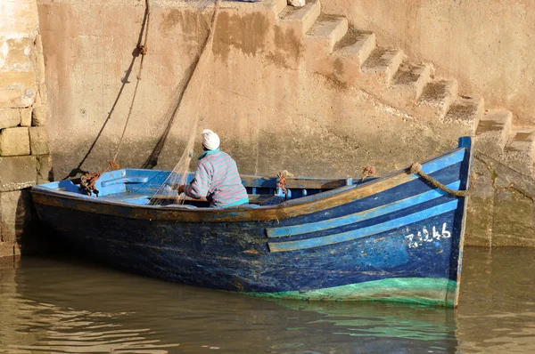 Fiskare i hans båt, essaouria Marocko — Stockfoto