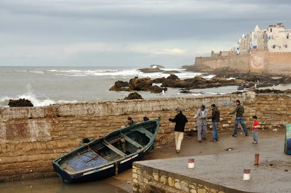 Rybáři vytažení člunu z vody. Essaouria, Maroko — Stock fotografie