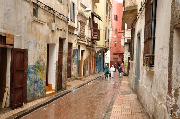Smalle straat in de medina van casablanca, Marokko — Stockfoto