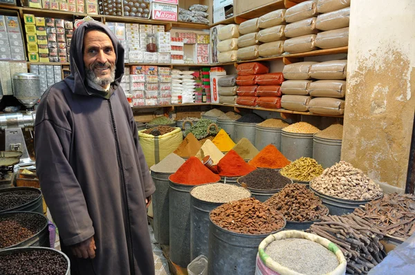 Specerijen verkoper in de medina van fes, Marokko — Stockfoto