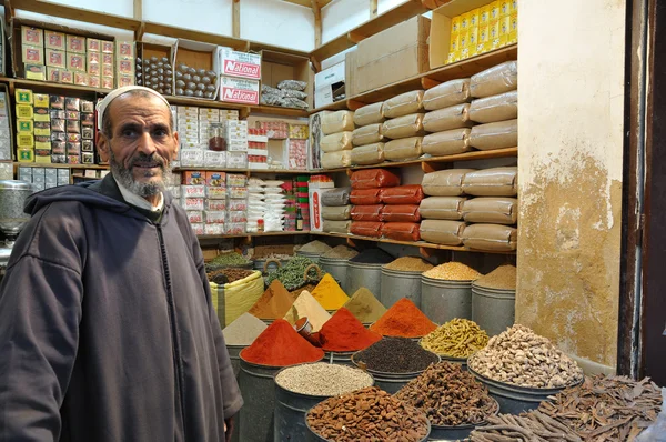 Vendedor de especiarias na medina de Fes, Marrocos — Fotografia de Stock