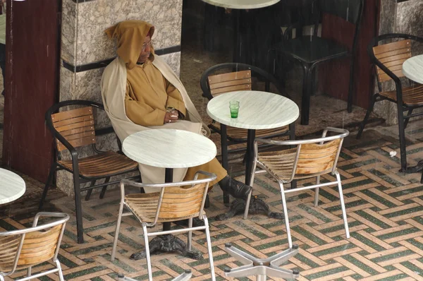 Homme marocain buvant du thé dans un café un jour de pluie — Photo
