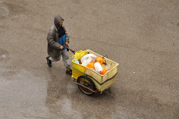 Человек с телегой в Фесе, Марокко — стоковое фото