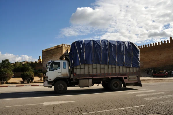 Vrachtwagen voor oude stadsmuur van fez, Marokko — Stok fotoğraf