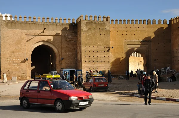 Fes, Fas eski şehir duvarı önünde Petit taksi — Stok fotoğraf