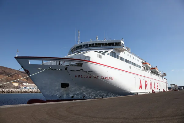 Volcan de tamasite ferry schip in de haven van morro jable, fuerteventura — Stockfoto