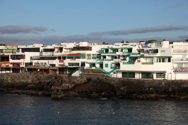 Gebouwen aan de promenade van playa blanca, Canarische eiland lanzarote, Spanje. — Stockfoto