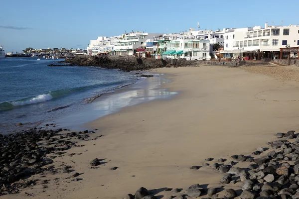 Strand in playa blanca, Canarische eiland lanzarote, Spanje — Stockfoto