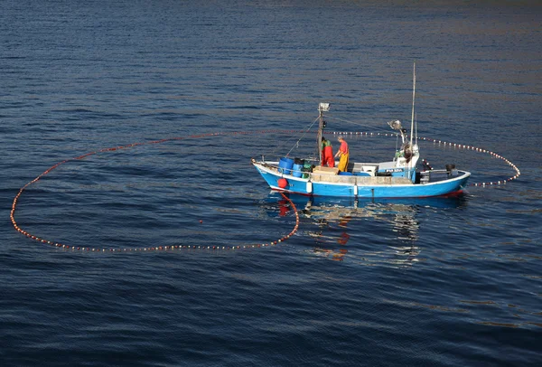 Rybáři v člunu, lanzarote — Stock fotografie