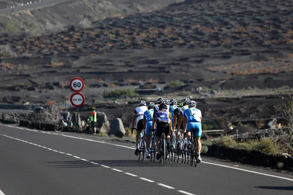 Ciclistas na estrada em Lanzarote, Ilhas Canárias Espanha . — Fotografia de Stock