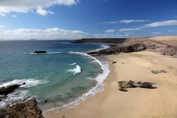 Strand auf kanarische insel lanzarote, spanien — Stockfoto