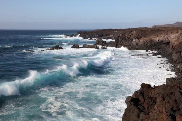 Grandes olas en la costa de Lanzarote, Islas Canarias, España — Foto de Stock