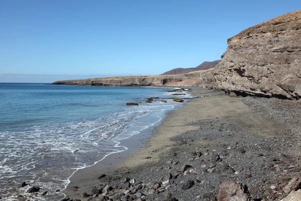 Zwarte zand strand op de Canarische eiland fuerteventura, Spanje — Stockfoto