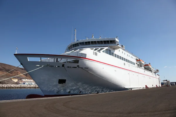 Gran ferry moderno en el puerto — Foto de Stock