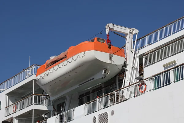 Salva-vidas em um davit em um navio de ferry moderno — Fotografia de Stock