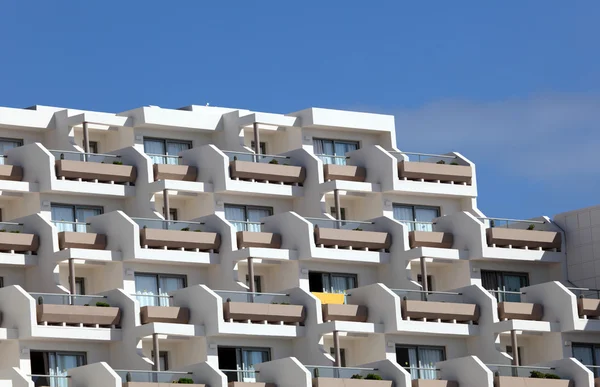 Balkons op de gevel van een modern gebouw — Stockfoto
