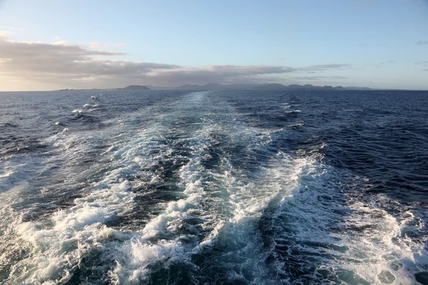 Backwash de un ferry rápido que sale de Fuerteventura, Islas Canarias, España —  Fotos de Stock
