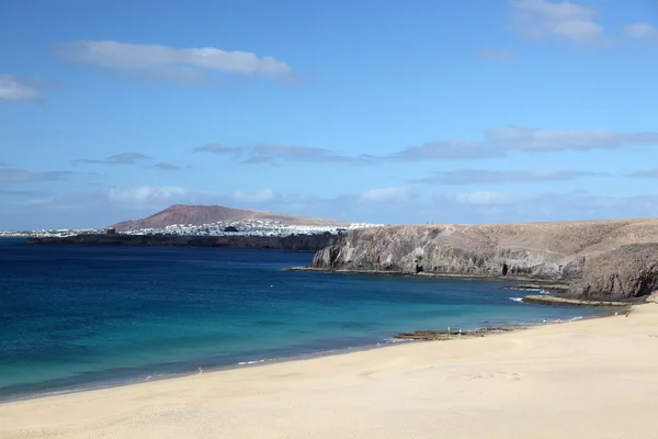 Schöner strand auf kanarische insel lanzarote, spanien — Stockfoto
