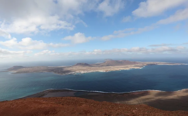 Остров Ла Грасиа, если смотреть с острова Лароте, Канарские острова, Испания — стоковое фото
