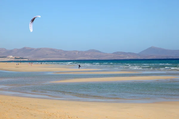 Kitesurfen am Strand auf der kanarischen Insel Fuerteventura, Spanien — Stockfoto