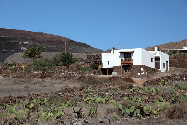 Lantligt hus på kanariska ön lanzarote, Spanien — Stockfoto