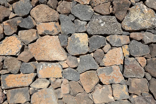 Parede de pedra vulcânica, ótima para fundo e textura — Fotografia de Stock