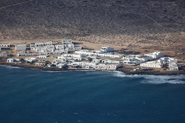 Luchtfoto van een vissersdorp op het Canarische eiland la graciosa, lanzarote sp — Stockfoto