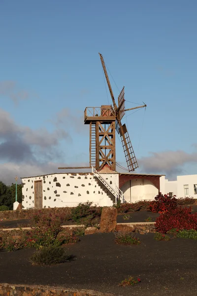 Традиционная ветряная мельница на Канарском острове Лансароте, Испания — стоковое фото