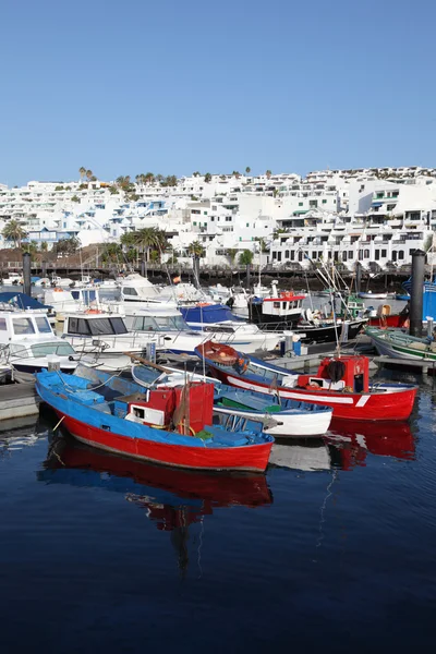 Fiskebåtar i puerto del carmen, lanzarote Spanien — Stockfoto