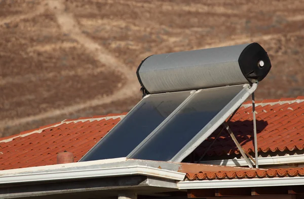 Solpaneler på taket av vatten — Stockfoto