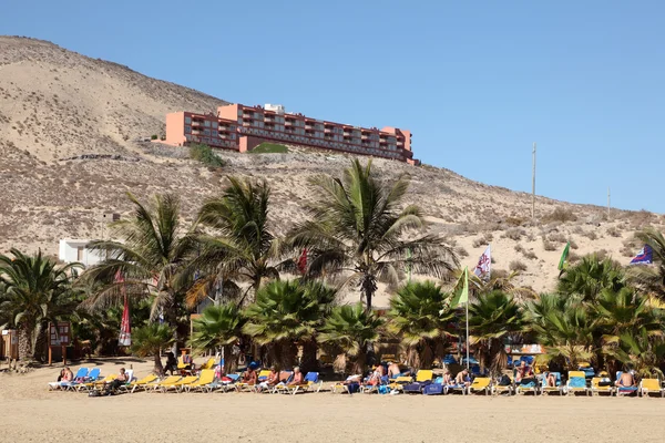 Espreguiçadeiras na praia Playa de Sotavento, Canary Island Fuerteventura, S — Fotografia de Stock