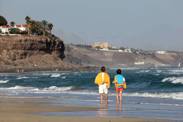 Caminhando na praia, Ilha das Canárias Fuerteventura — Fotografia de Stock