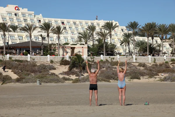 Senior couple doing gymnastics outside of the hotel on Canary Island Fuerte — Stock Photo, Image