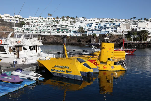 Barcos de passeio submarino em Puerto del Carmen, Lanzarote Espanha. Foto tirada em — Fotografia de Stock