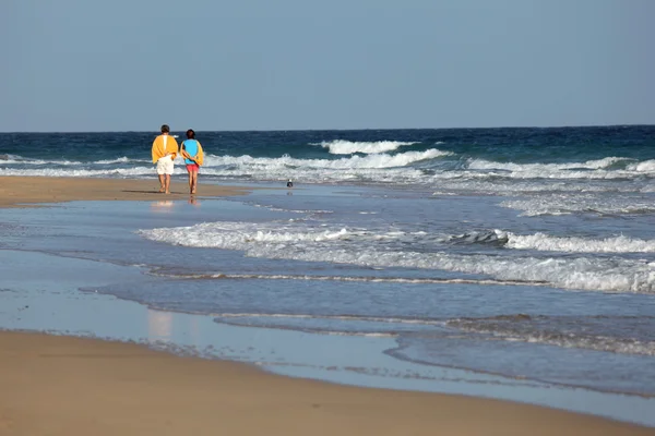 Прогулка по пляжу, Канарский остров Фуэртевентура, Испания. Фото сделано в 20 лет — стоковое фото