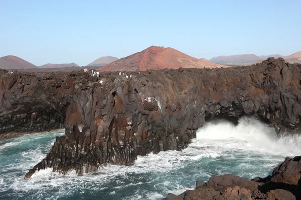 Starka vågor på kusten av lanzarote, Kanarieöarna, Spanien. Foto taget — Stockfoto