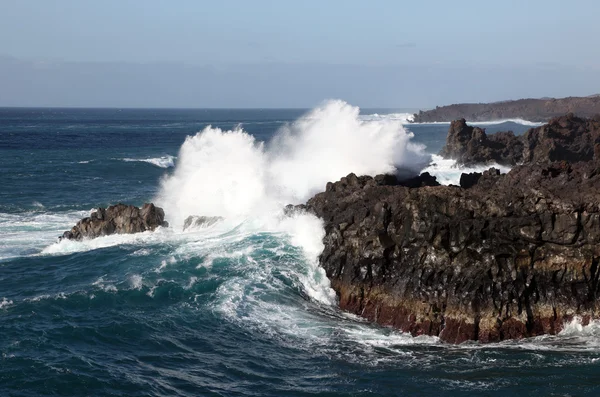 Grandes olas en la costa de Lanzarote, Islas Canarias, España —  Fotos de Stock
