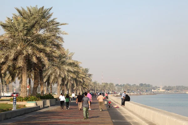 Wandelen aan de kustweg van doha, qatar. — Stockfoto