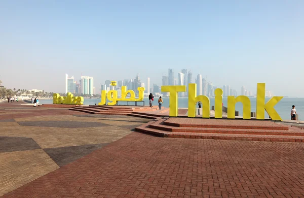 Slogans Realize e pense no cornicho de Doha, Qatar . — Fotografia de Stock
