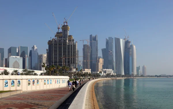 Doha, Katar corniche üzerinde yürüme. — Stok fotoğraf