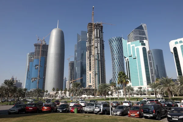 Parkeringsplats downtown i doha, qatar. — Stockfoto