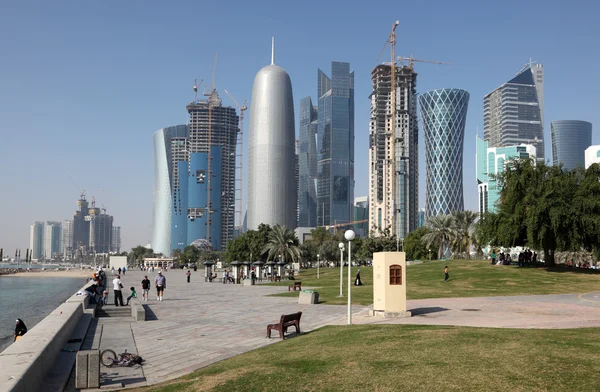 El comienzo de la corniche en Doha distrito del centro, Al Dafna, Qatar . — Foto de Stock