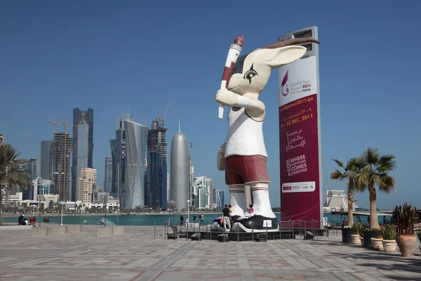 Mascotte van de arabgames 2011 aan de kustweg van doha, qatar. — Stockfoto