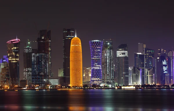 Doha skyline in de nacht, qatar, Midden-Oosten — Stockfoto