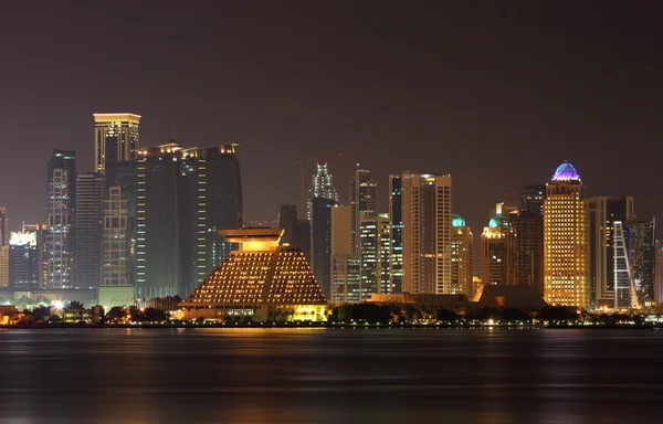 Panoramę miasta Ad-Dauha w nocy, Katar, Bliski Wschód — Zdjęcie stockowe
