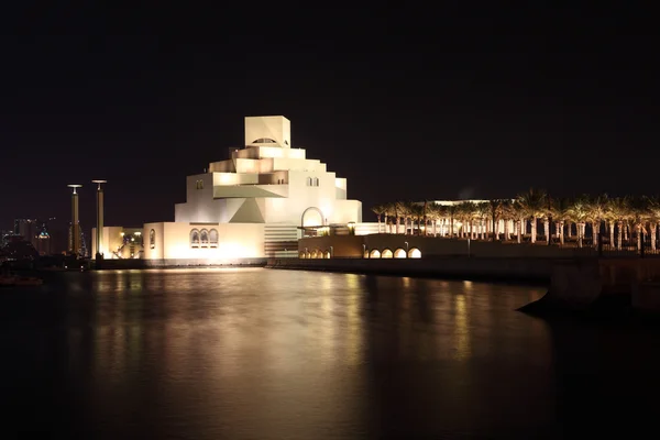 Iszlám Művészeti Múzeum Doha éjszaka. Katar, Közel-Kelet — Stock Fotó