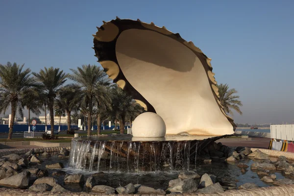在多哈，卡塔尔的滨海大道上的牡蛎珍珠喷泉 — 图库照片