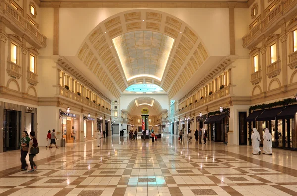 Dentro do Centro Comercial Villaggio em Doha, Qatar . — Fotografia de Stock