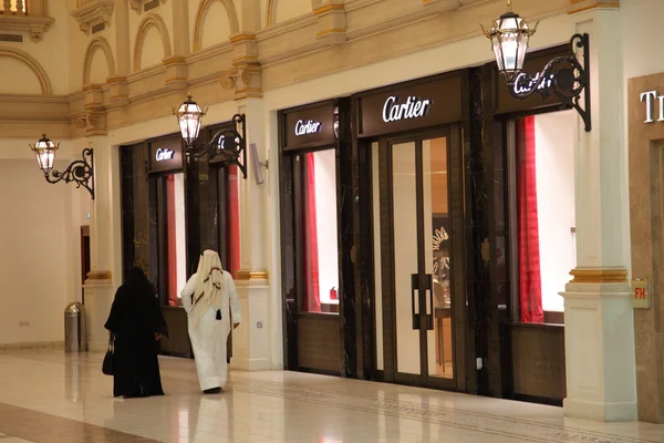 Coppia araba a Villaggio Mall Shopping Center in Doha, Qatar . — Foto Stock