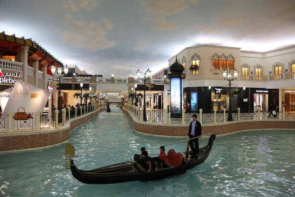 -Csatorna és a Gondola belsejében a Villaggio Mall bevásárlóközpont Dohában, Panni — Stock Fotó